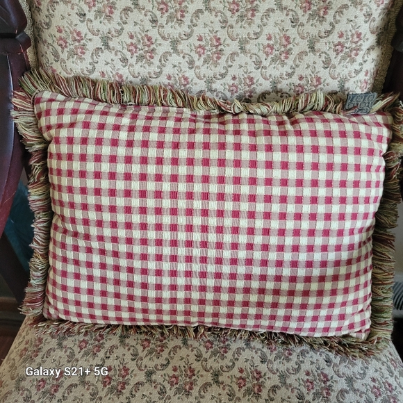 A vintage chicken accent pillow - Picture 2 of 5
